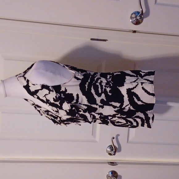 🌺Express Black and White Ruffled Sleeveless Blouse - Picture 8 of 11